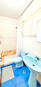 un bagno con un water e un lavandino di Galicia 360" a Bergondo