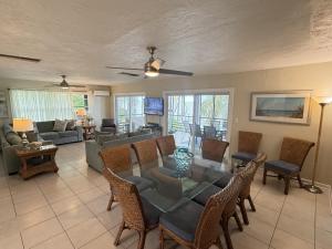 ein Wohnzimmer mit Tisch und Stühlen in der Unterkunft Tropical Sunsets in Marathon