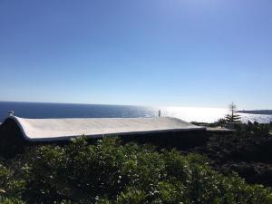 un quai sur le côté d'une masse d'eau dans l'établissement Dammuso Villa Giò, à Pantelleria