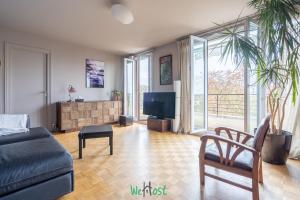 un salon avec un canapé et une télévision dans l'établissement IDF - HUGO - CI - Séjour cosy aux portes de Paris, à Maisons-Alfort