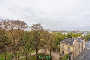 un vieux bâtiment au bord d'une route dans l'établissement IDF - HUGO - CI - Séjour cosy aux portes de Paris, à Maisons-Alfort