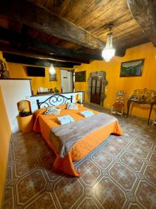 Casa del Ghetto في بيتيجليانو: غرفة نوم بسرير كبير في غرفة بجدران صفراء