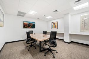 una sala de conferencias con una mesa y sillas de madera en Dorsen Stay, en Atlanta