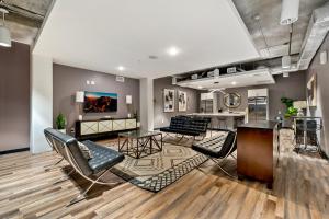 una sala de estar con sillas y una mesa en Dorsen Stay, en Atlanta