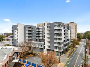 un edificio de apartamentos en una ciudad con una calle en Dorsen Stay, en Atlanta