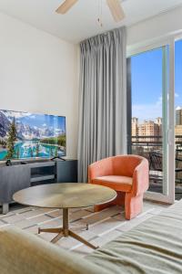 Una sala de estar con un sofá y un televisor. en Dorsen Stay, en Atlanta