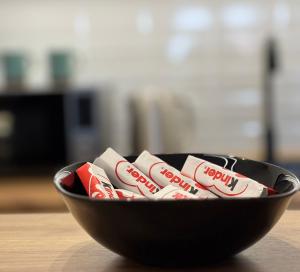 a bowl filled with sugar packets on a table at Apartman Panorama in Temerin