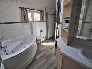 Et badeværelse på skandinavisches Ferienhaus in Mirow + 15 billeder