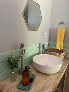 ein Badezimmer mit einem großen weißen Waschbecken auf dem Tisch in der Unterkunft Agradable casa con Tina de agua Caliente y Piscina in Quillón + 47 Fotos