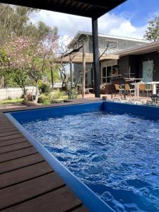 ein großer blauer Swimmingpool vor einem Haus in der Unterkunft Agradable casa con Tina de agua Caliente y Piscina in Quillón