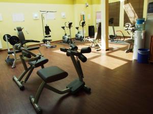 a gym with several exercise equipment in a room at Elegant eingerichtete Ferienwohnung in Granzow