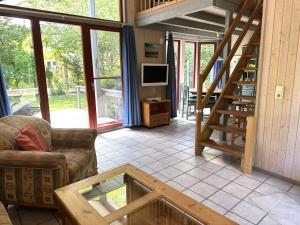 a living room with a couch and a tv at exklusives skandinavisches Ferienhaus in Granzow