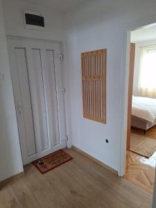 Ένα ή περισσότερα κρεβάτια σε δωμάτιο στο Apartman Centar