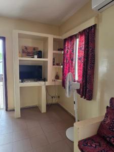 a room with a desk and a window with a fan at Villa duchesse in Sali Nianiaral