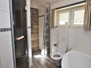 een badkamer met een toilet en een douche bij Ferienhaus im skandinavischen Stil in Granzow +17 foto's