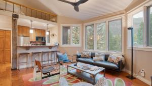 Posezení v ubytování Manitou River House 113 by AvantStay A Location