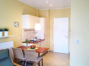 a kitchen and dining room with a table and chairs at Elegant eingerichtete Ferienwohnung in Granzow +25 photos