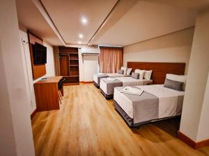 een hotelkamer met twee bedden en een bureau bij Amazon Seasons hotel in Belém