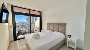 Ένα ή περισσότερα κρεβάτια σε δωμάτιο στο Sunset Waves I by Terreta Rentals