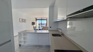 Η κουζίνα ή μικρή κουζίνα στο Sunset Waves I by Terreta Rentals