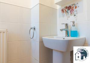 un bagno bianco con lavandino e specchio di Detached 4 bed - Modern Contractor Pad - Reading a Caversham Altre 22 foto