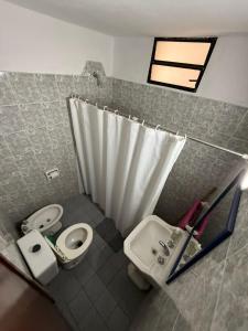 un bagno con wc, bidet e lavandino di Complejo Corrientes Dpto2 a Jesús María