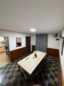 una sala conferenze con tavolo e sedie in legno di Complejo Corrientes Dpto2 a Jesús María