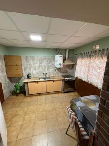 una cucina con un lavello e un piano di lavoro di Complejo Corrientes Dpto2 a Jesús María Altre 6 foto