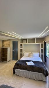 En eller flere senge i et værelse på Boutique House - Ilha Grande + 11 billeder