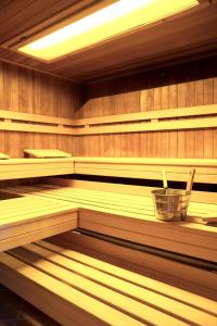 an empty sauna with a bucket in the middle at Apartmenthaus Der Johanneshof - tolle Lage nah am See in Schliersee