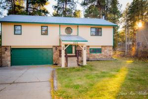 une maison avec un garage vert dans l'établissement Durango Colorado Four Bedroom Two Bathroom Home, à Durango