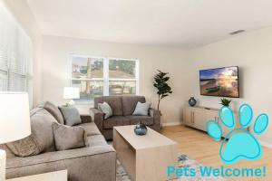 泽弗希尔斯Spacious Duplex Zephyrhills #2的有两张沙发和一张桌子的客厅