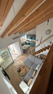 ein Wohnzimmer mit Sofa und Tisch in der Unterkunft HvarLove Seaview Luxury in Hvar