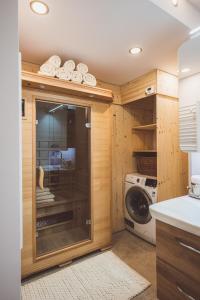 un lavadero con lavadora y secadora en Luxus Ferienhaus für Familie und Hund, en Bad Aussee