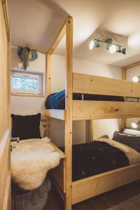 Un dormitorio con dos literas en una cabaña. en Luxus Ferienhaus für Familie und Hund, en Bad Aussee