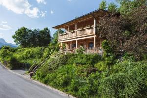 una casa en una colina al lado de una carretera en Luxus Ferienhaus für Familie und Hund, en Bad Aussee
