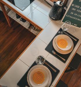dos tazas de café sentadas en una mesa en Cabaña con vista al volcán, en Neltume 1 foto más