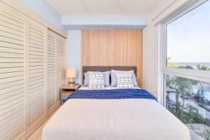 Ένα ή περισσότερα κρεβάτια σε δωμάτιο στο Surfside Beach Front Suites by Playa Caracol Resorts