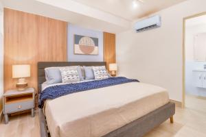 Ένα ή περισσότερα κρεβάτια σε δωμάτιο στο Surfside Beach Front Suites by Playa Caracol Resorts +253 φωτογραφίες