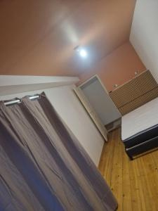 una pequeña habitación con una cama en Logement neuf 6 personnes ancienne ferme, en Censeau