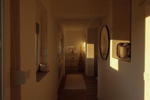 een gang met bij Konstanz Lakeside Apartment in Reichenau +6 foto's