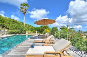 basen z leżakami i parasolem w obiekcie New Seaside Elegance Luxury Villa in Oyster Pond - December 2024 renovated w mieście Oyster Pond