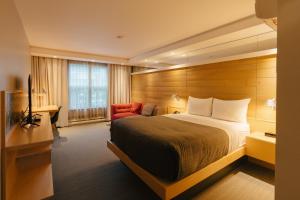 una habitación de hotel con una cama y un escritorio en Gîte du Mont-Albert - Sepaq, en Sainte-Anne-des-Monts 133 fotos más