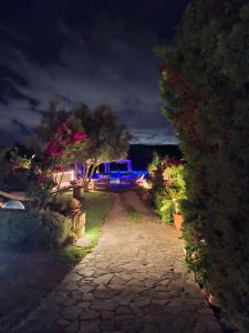 un passaggio in pietra in un cortile di notte di Spa Villa34 Family resort Renew, Relax, Revitalise a Aghia Marina