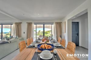 jadalnia ze stołem i kanapą w obiekcie New Seaside Elegance Luxury Villa in Oyster Pond - December 2024 renovated w mieście Oyster Pond