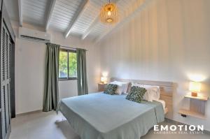 Postel nebo postele na pokoji v ubytování New Seaside Elegance Luxury Villa in Oyster Pond - December 2024 renovated + 28 fotografií