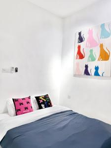 Un dormitorio con una cama y un cuadro en la pared. en HeyMono #JPO #Senai Airport #IOI mall #Landed #Netflix, en Kampong Saleng