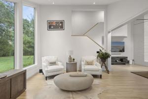 Χώρος καθιστικού στο Wainscott Woods by Rove - Luxe 5BR Estate with Pool