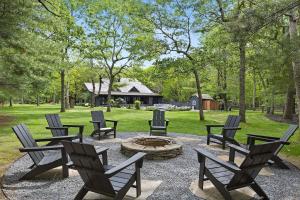 Κήπος έξω από το Wainscott Woods by Rove - Luxe 5BR Estate with Pool