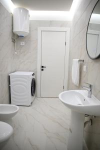 Ένα μπάνιο στο Urban Comfort Apartment +8 φωτογραφίες